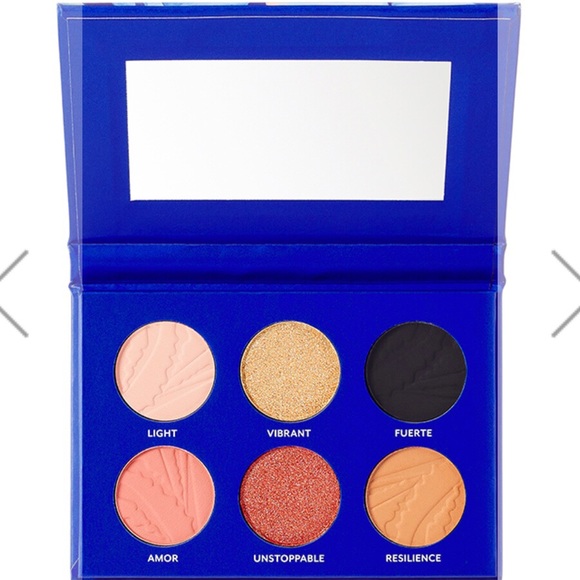 TRESLUCE BEAUTY I Am Siempre Divina Set Eyeshadow Palette, Lashes, & Lash Glue - Picture 7 of 9